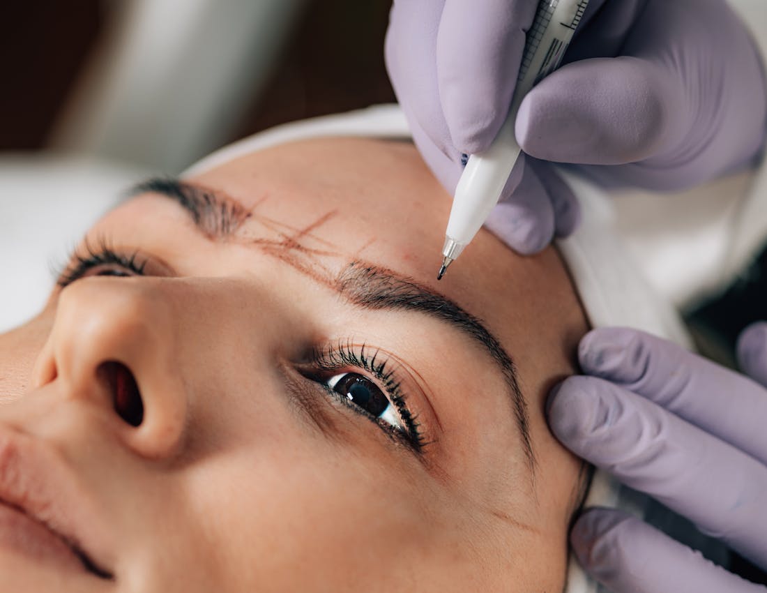 Micropigmentação de sobrancelha feminina